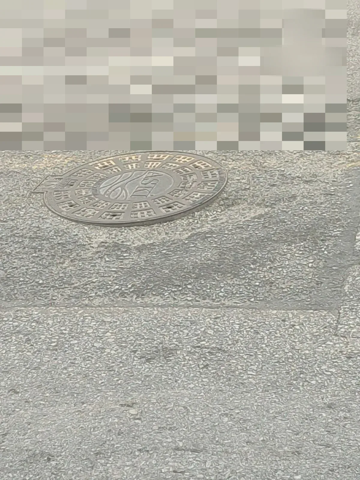 Kanalizasyon kapağı kenarları açılmaya başlamış - görsel 2