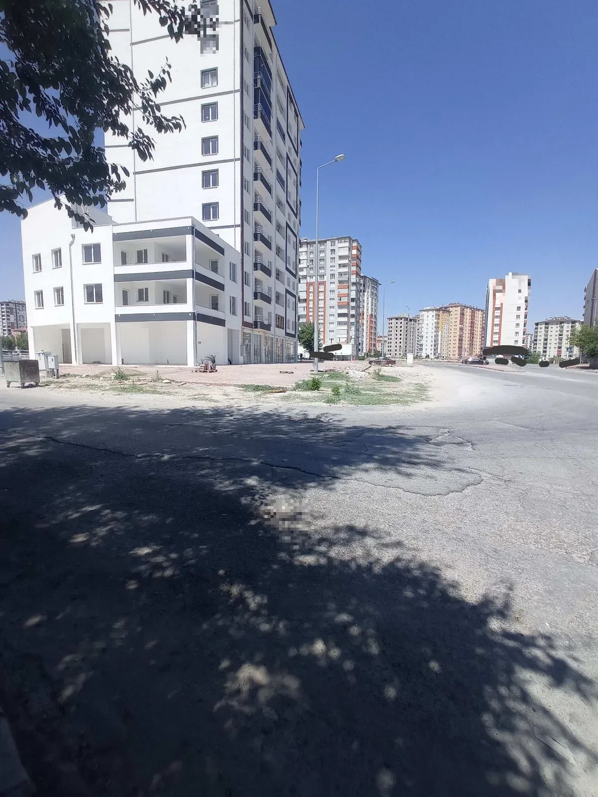Moloz yığınları var.