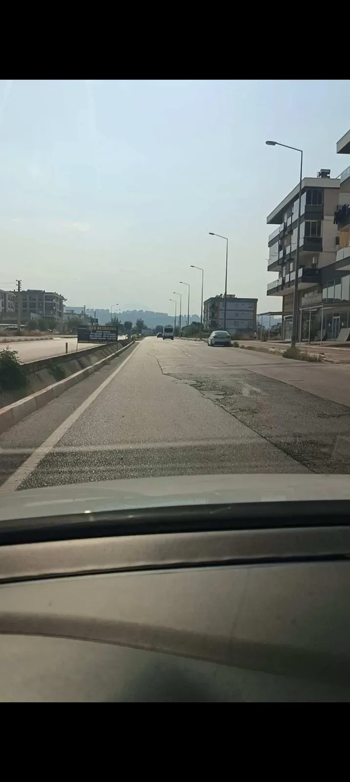 Ramara düğün salonun önündeki yol