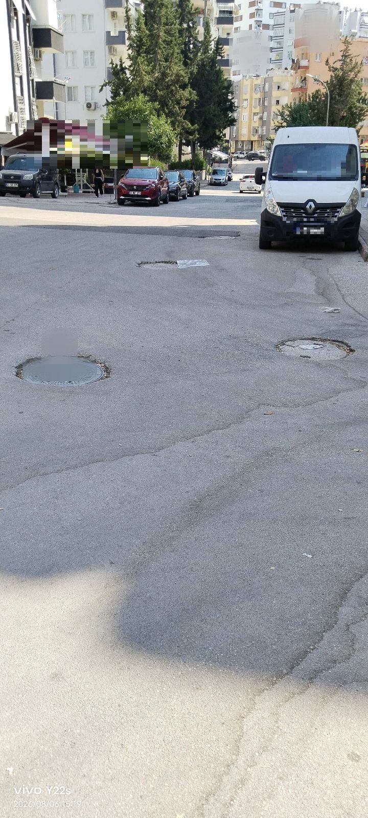 Yol seviyesinin altında kalmış 4 adet Logar kapağı - görsel 1