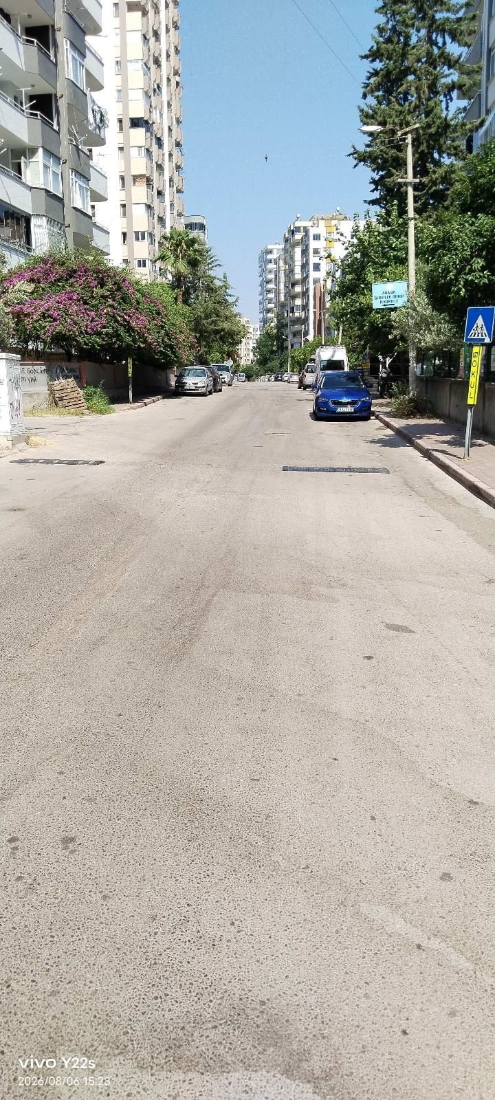 Okul geçidinin önünde bir kısmı kopmuş kasis - görsel 1