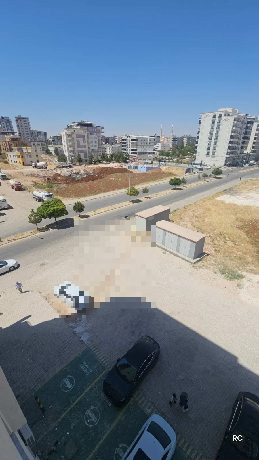 Elektrik Hattı Çekilde Yol Çukur Kaldı.