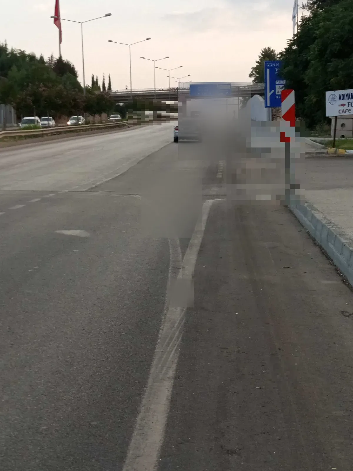 Burası Adıyaman'ın en işlek caddesi parkın girişi burası olmamalı.