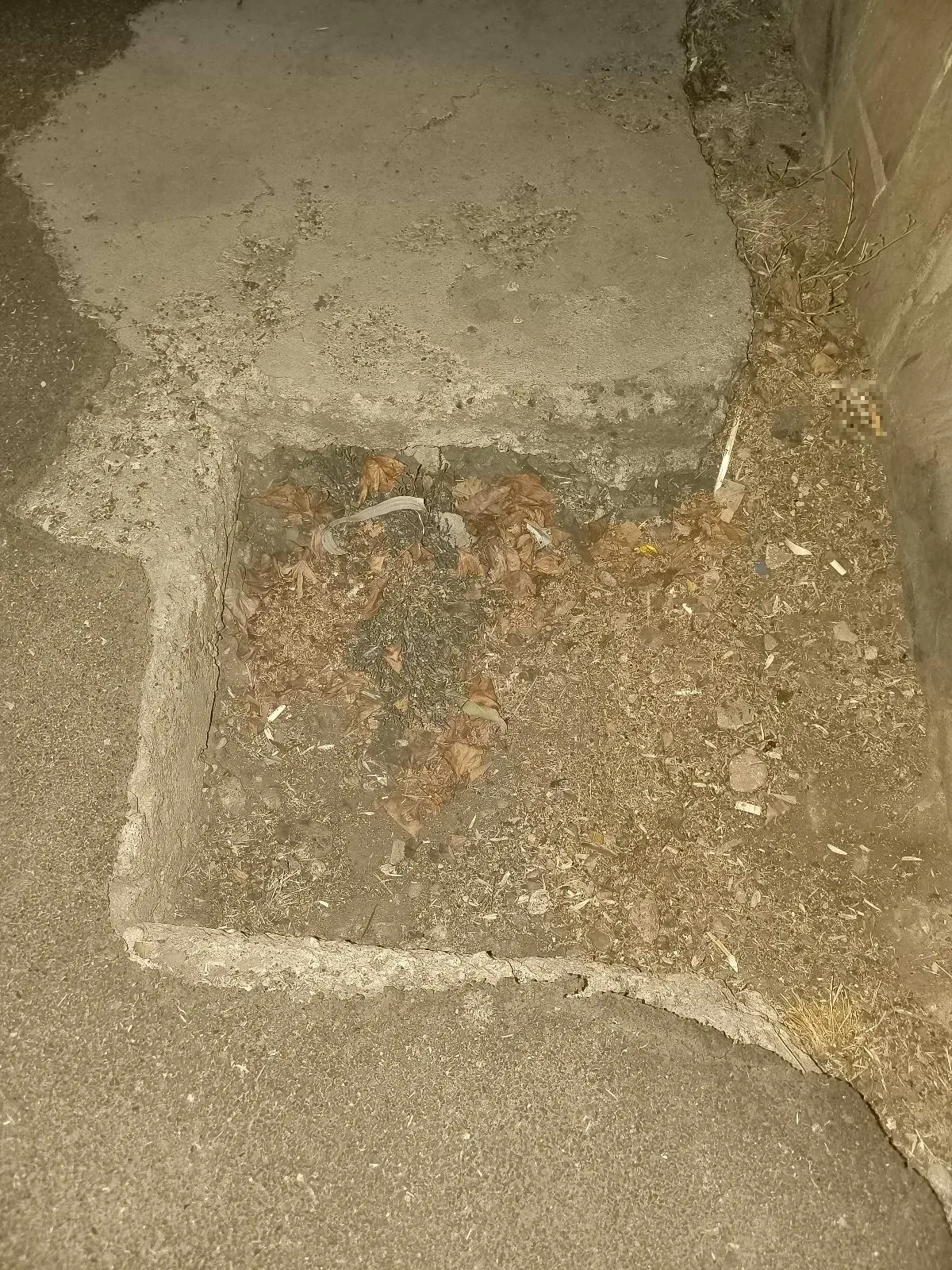 Parkta oluşan çukurda çocuk içine düştü - görsel 2