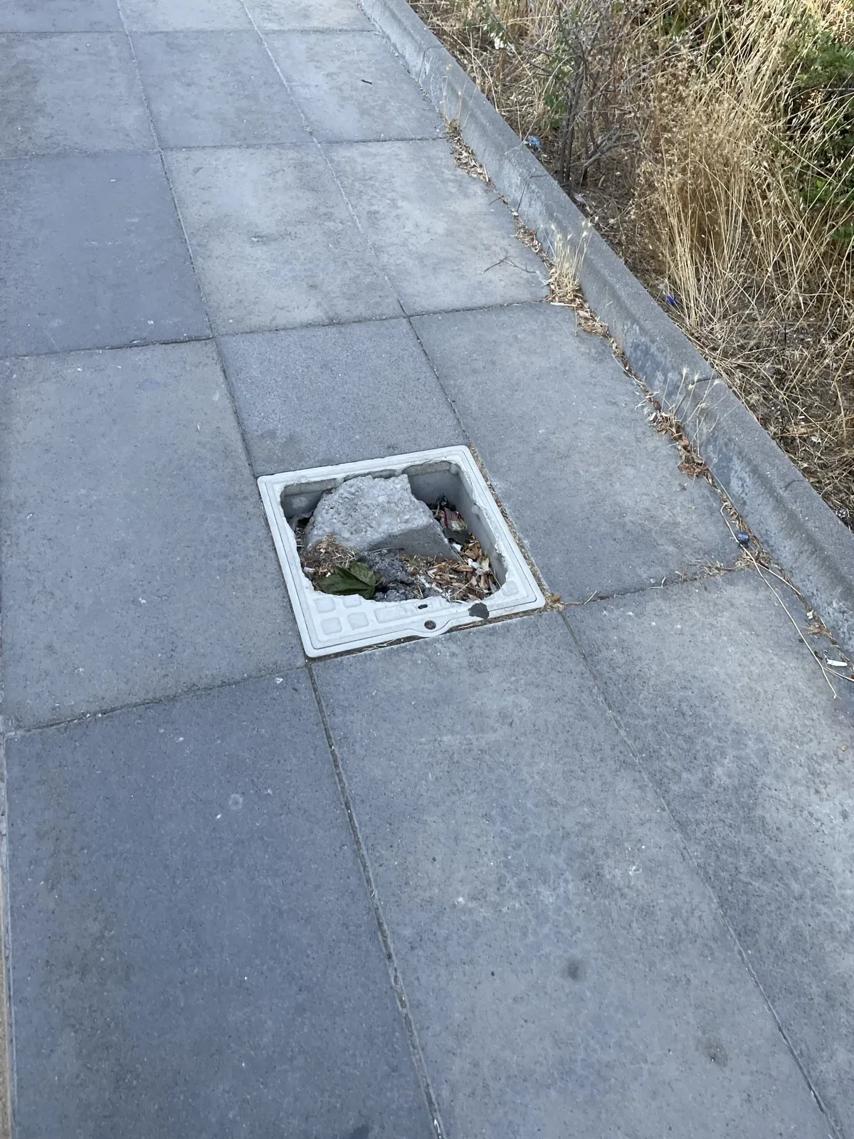Kaldırımda Tehlike Oluşturan Kırık Kapak - görsel 2