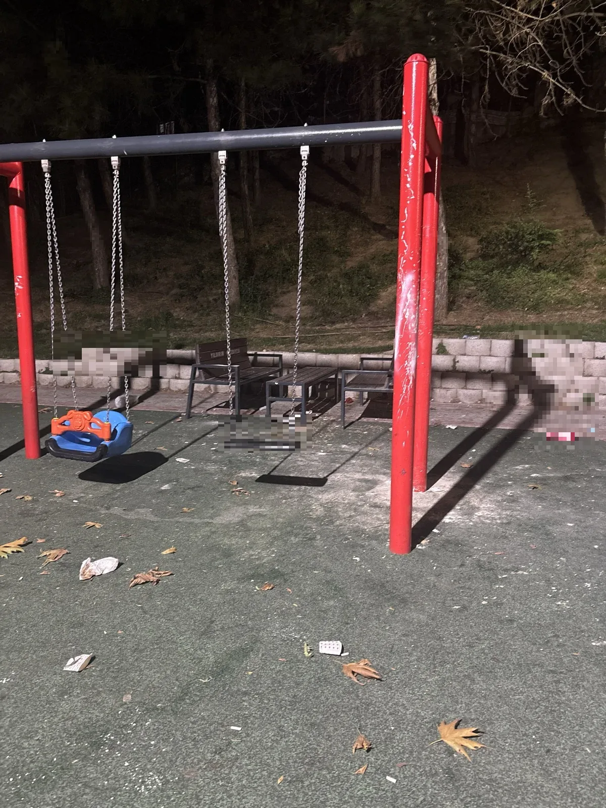 Çocuk parkı pisliği